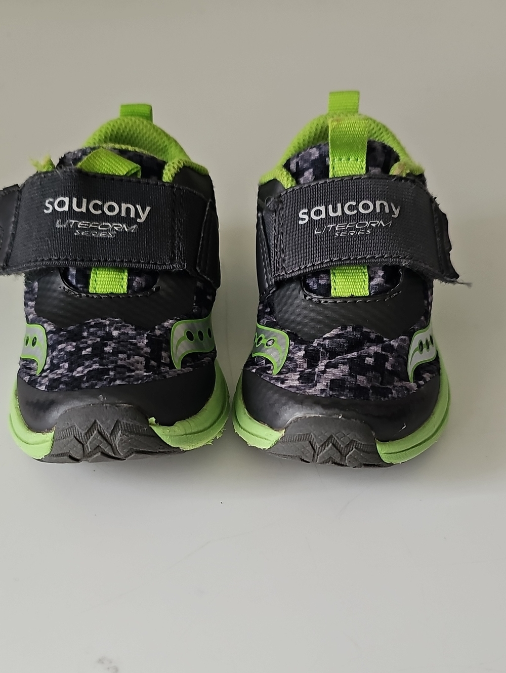 Saucony Baby Lifeform Boys  7.5m Black and Neon Green Hook-and-Loop Sneakers